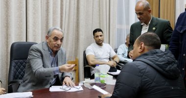 محافظ الإسماعيلية يستقبل المواطنين للاستماع إلى طلباتهم وحل مشاكلهم