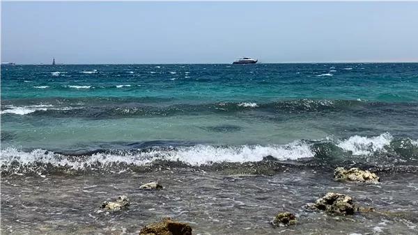 ارتفاع الأمواج يصل إلى 3.5 متر، اضطراب الملاحة البحرية على هذه السواحل غدا