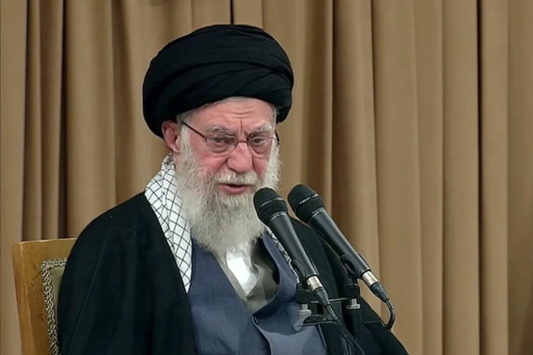 الرئيس الإيراني يتوعّد بالانتقام لاغتيال خامنئي: “واجب شرعي وحق مشروع”