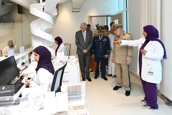 مسؤولٌ عسكريٌّ جزائريٌّ يزور المدينة الطبّية للأجهزة العسكريّة والأمنيّة ومركز الأمن البحري
