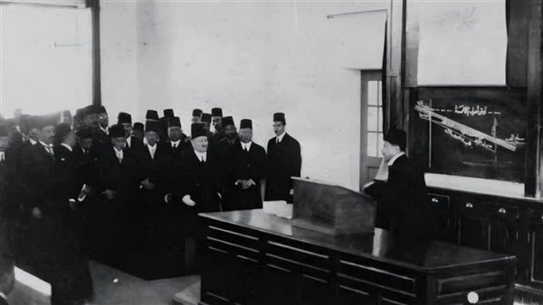 صورة تاريخية لافتتاح الملك فؤاد مبنى كلية الهندسة بجامعة القاهرة عام 1933