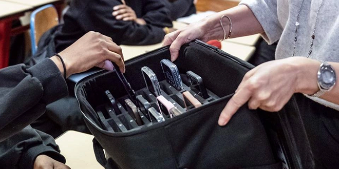 السويد تنوي حظر الهواتف المحمولة في المدارس