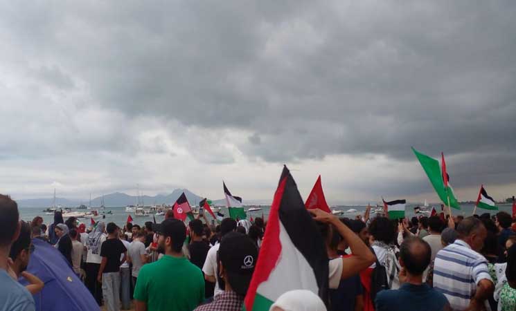 تونس.. وقفة تطالب بإطلاق سراح 4 من ناشطي أسطول الصمود