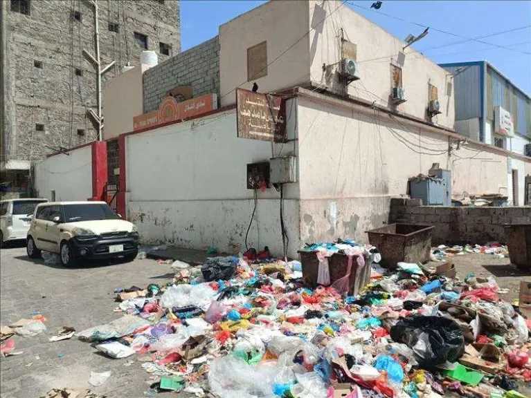 صادم.. نادي التلال يتحول لـ ”مكب قمامة”! أهالي عدن يغضبون