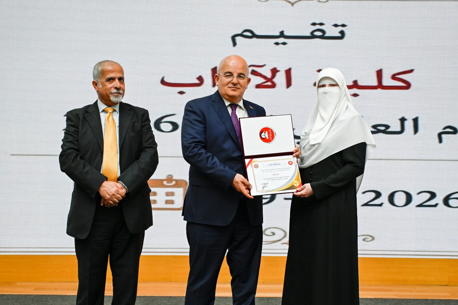 جو 24 : الجامعة الهاشمية تُكرِمُ الأكاديميين والطلبة الفائزين بجوائز كلية الآداب في يومها العلمي