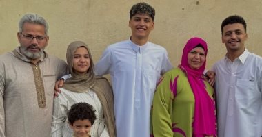 محمد عبد الله لاعب الأهلى بالجلابية مع أسرته احتفالا بعيد الأضحى