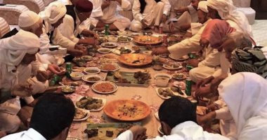 تعرف على أشهر أكلات بدو مطروح فى رمضان.. يتناولون 3 وجبات "الضحوية" الوجبة الرئيسية بعد التراويح.. لحم الضأن البرقى سيد الموائد.. الكسكاس والشربة المغربى والبقينة أشهر الأطعمة.. والشاى الزردة مع الوجب