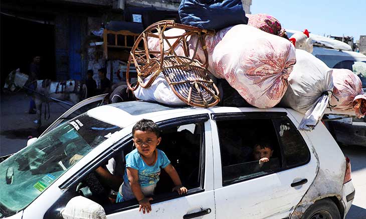 المسيّرات الإسرائيلية تقتل شقيقين وسط غزة وجيش الاحتلال يواصل التهجير القسري