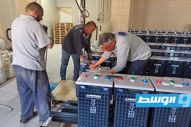 «الكهرباء»: تركيب وشحن دفعة من بطاريات غرفة التحكم بمحطة الجبل الغربي