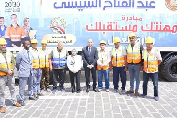 تنفيذًا لتوجيهات الرئيس.. وزير العمل يُطلق 4 وحدات تدريب مهني متنقلة
