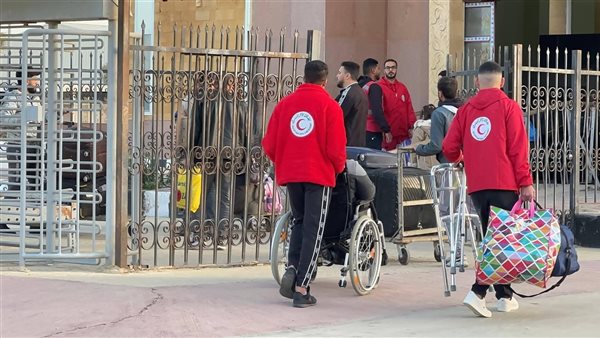 الهلال الأحمر المصري يستأنف استقبال دفعة جديدة من الجرحى والمصابين الفلسطينيين (صور)