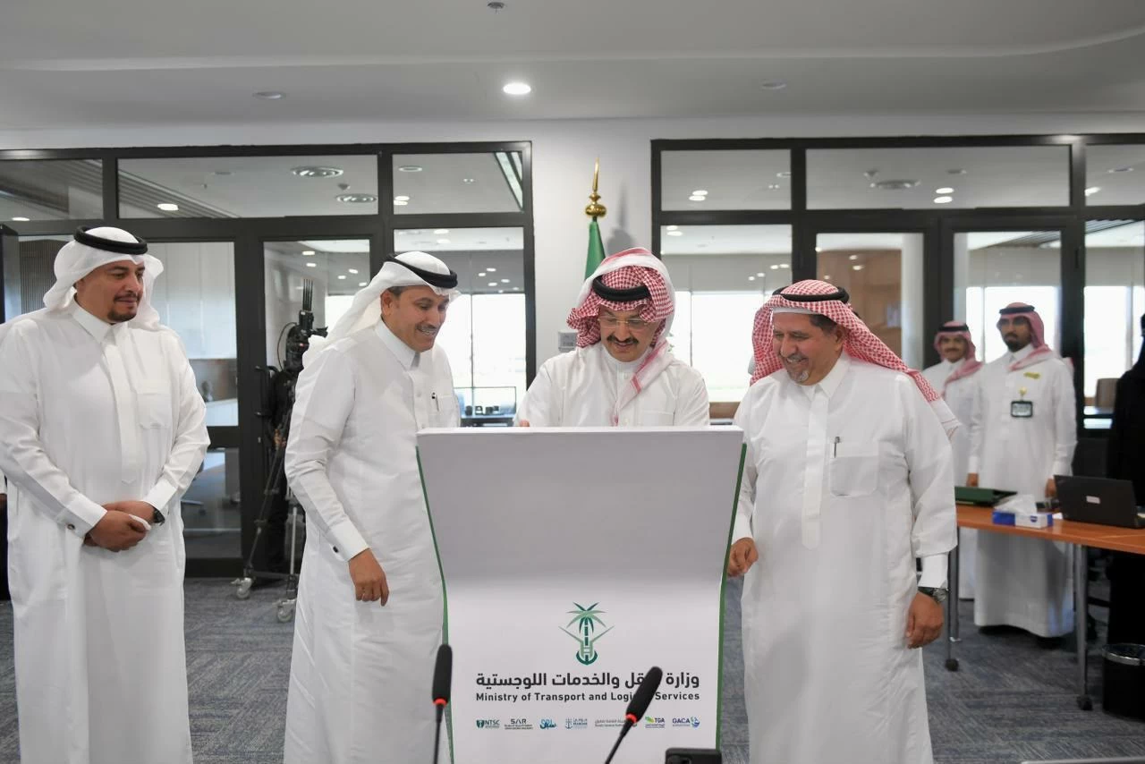 أمير عسير يعقد اجتماعات مع وزير النقل ويُطلق 9 مشاريع تنموية للطرق