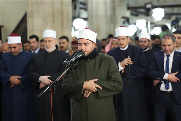 أئمة الجامع الأزهر يؤدون صلاة التراويح في الليلة الـ28 من رمضان