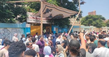 التحقيق مع مراقب صور أسئلة الإنجليزى فى "حمام" لجنة بامتحانات الثانوية العامة