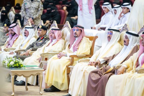 أمير القصيم يكرم الفائزين بجائزة التفوق العلمي في الرس