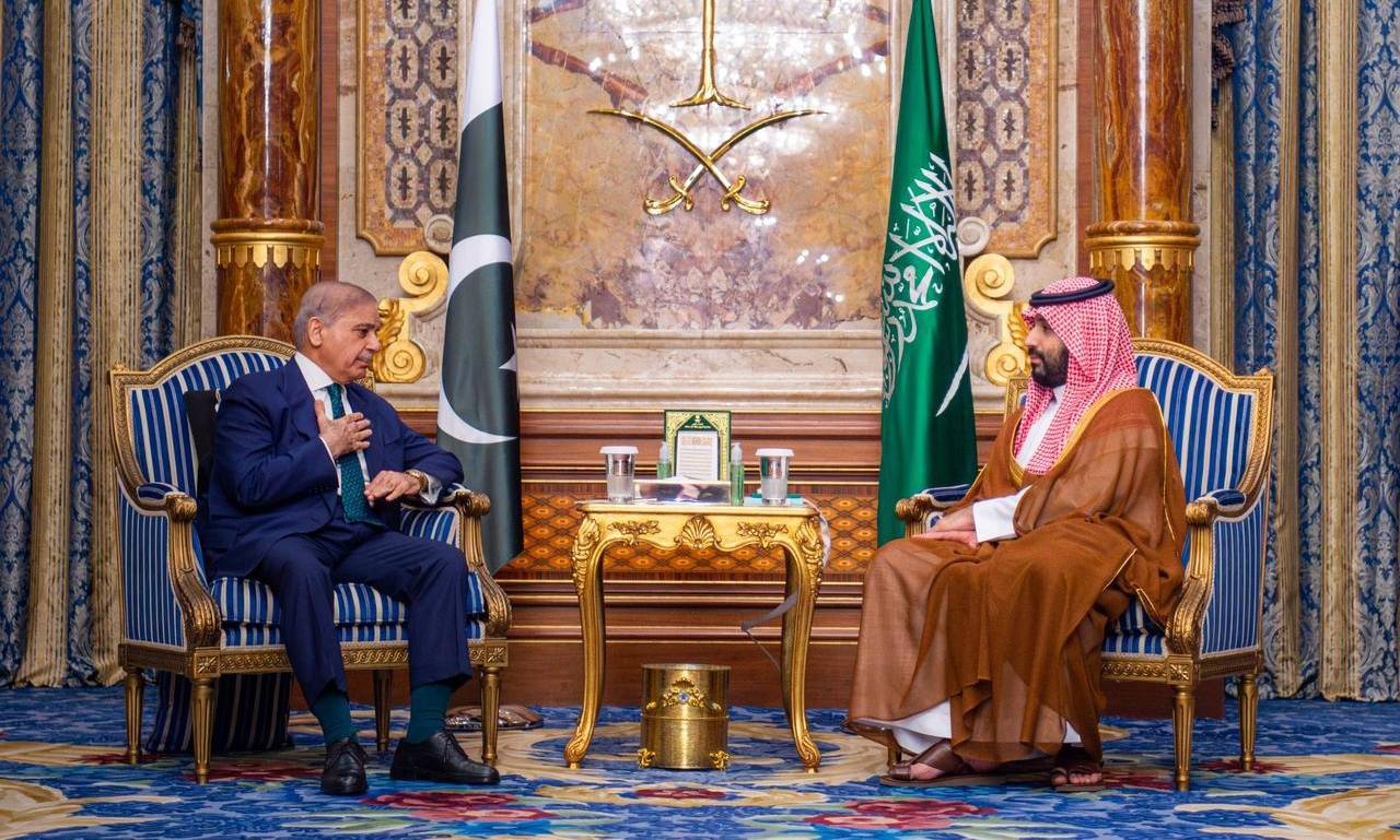 سمو ولي العهد يلتقي رئيس الوزراء في جمهورية باكستان الإسلامية
