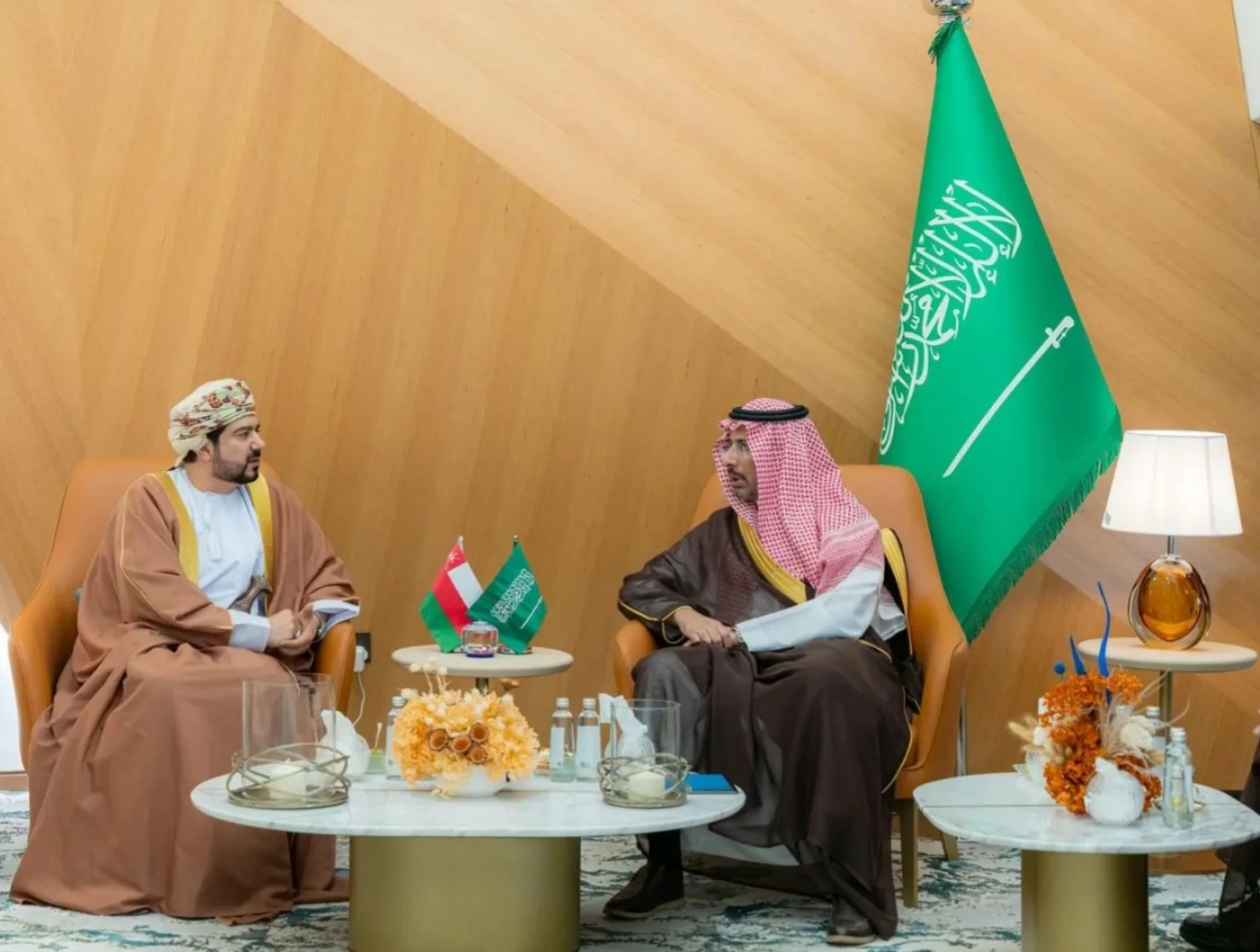 وزير الصناعة والثروة المعدنية يبحث تعزيز التعاون الصناعي مع سلطنة عُمان