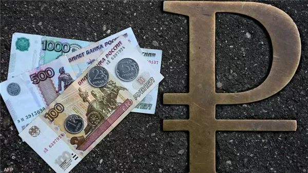 البنك المركزي الروسي يواصل خفض سعر الروبل مقابل الدولار والعملات الرئيسية