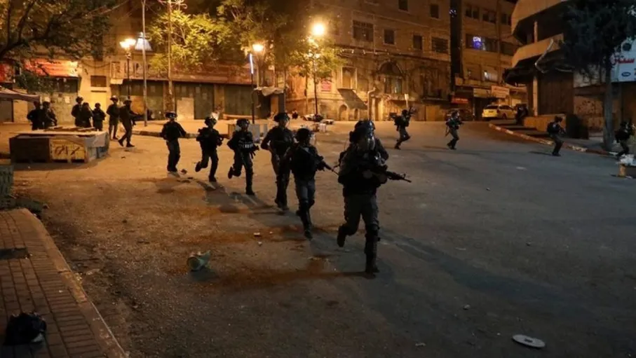 اقتحامات واعتقالات خلال مداهمات الاحتلال شمال وجنوب الخليل