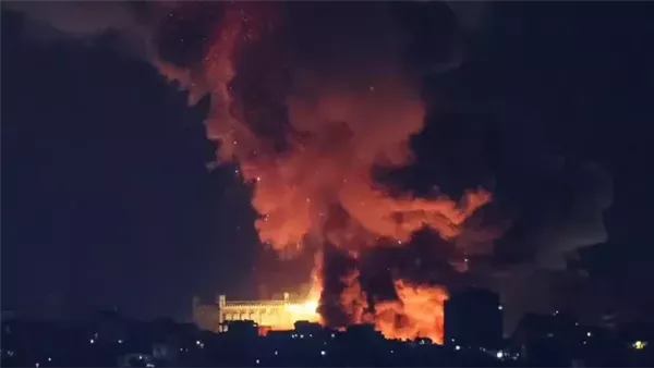 إعلام عبري: سقوط صاروخ في موقع حساس وسط إسرائيل