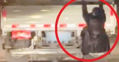 امرأة تتشبث بشاحنة زوجها فى واقعة مثيرة لكشف الخيانة فى شينجيانغ