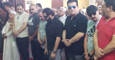 الفنان أحمد حلمى يؤم المصلين فى صلاة الجنازة على والدته ببنها