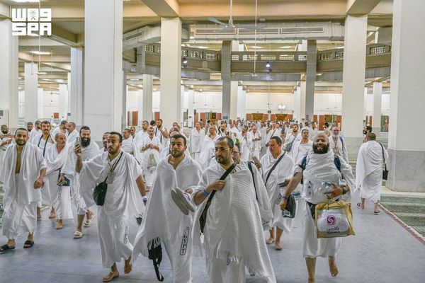توافد ضيوف الرحمن إلى صعيد عرفات لأداء ركن الحج الأعظم