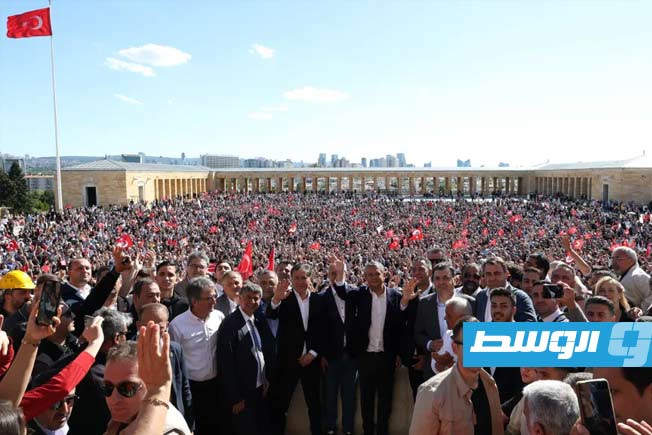 زعيم «الشعب الجمهوري» التركي المعزول يستقطب الآلاف في احتجاج بأنقرة