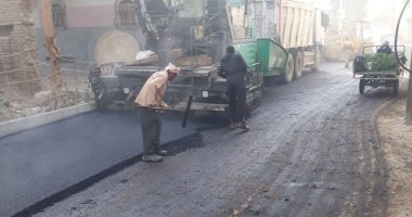 مدينة أرمنت تجرى عمليات رصف الطرق بكوبرى الشهيد في أرمنت الحيط