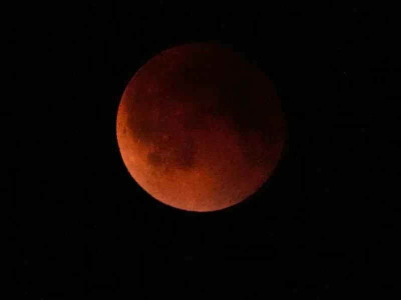 خسوف القمر الدموي يتزامن مع بدر رمضان