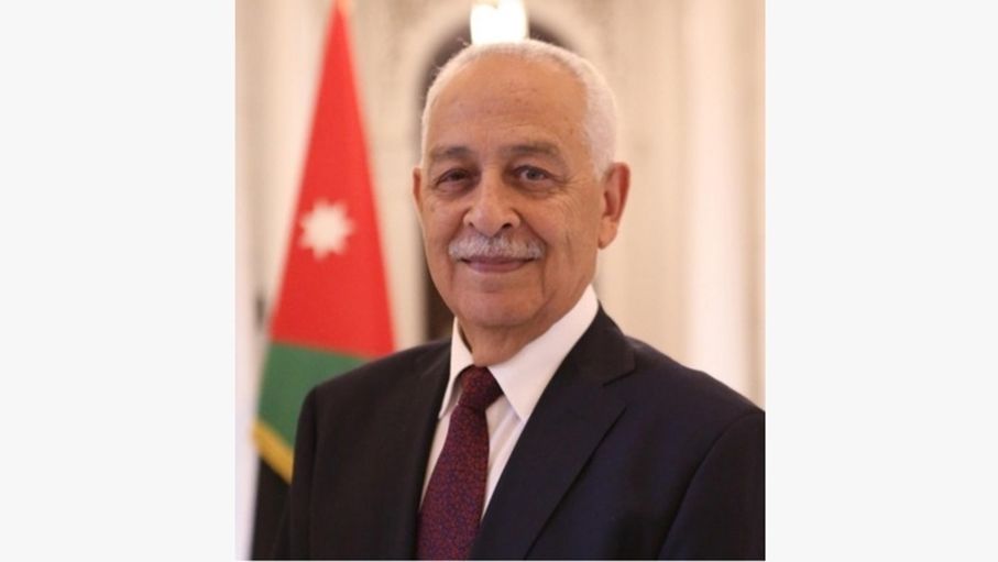 العيسوي ينقل تمنيات الملك وولي العهد بالشفاء للنائب السابق الغويري