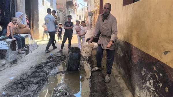 تبرعنا بأرض المحطة وما حدش سأل فينا، معاناة أهالي عزبة شاكر بشبين القناطر بسبب أزمة الصرف الصحي (فيديو)