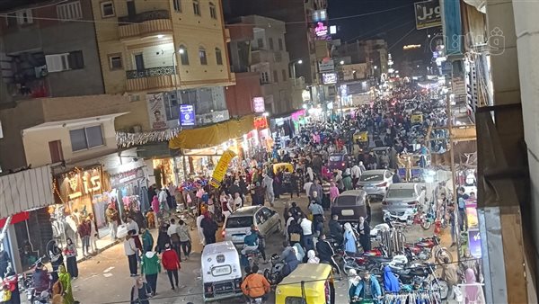 زحام شديد بشوارع المنوفية في ليلة العيد (فيديو وصور)