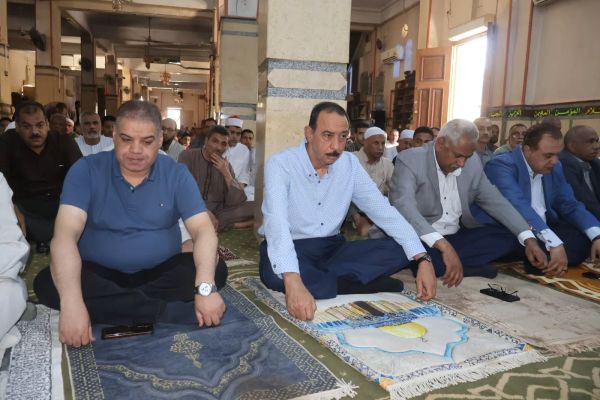 محافظ سوهاج يؤدي صلاة الجمعة بمسجد الشهيد عبد المنعم رياض بمدينة سوها�