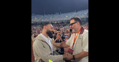 عناق بين ماجد المصرى ومحمد صلاح قبل مباراة مصر وروسيا