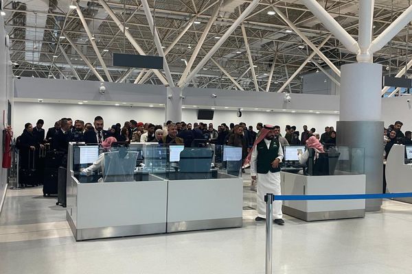 مطار عرعر يستقبل أول رحلة تقل أكثر من 100 عراقي عالقين في القاهرة