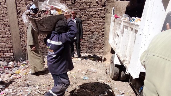 استجابة لشكاوى المواطنين.. رفع تراكمات المخلفات بمنطقة"السيدة عائشة"في نجع حمادي