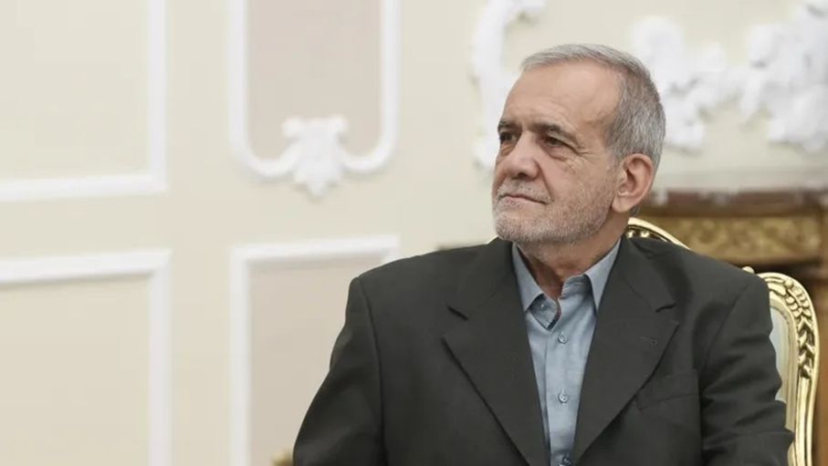 لماذا قطعت القناة الرسمية الإيرانية بث كلمة بزشكيان؟