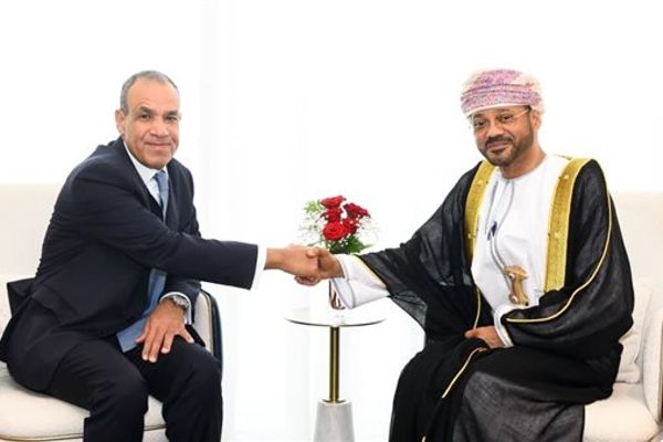 وزير الخارجية يبحث مع نظيره العماني سبل خفض التصعيد في المنطقة