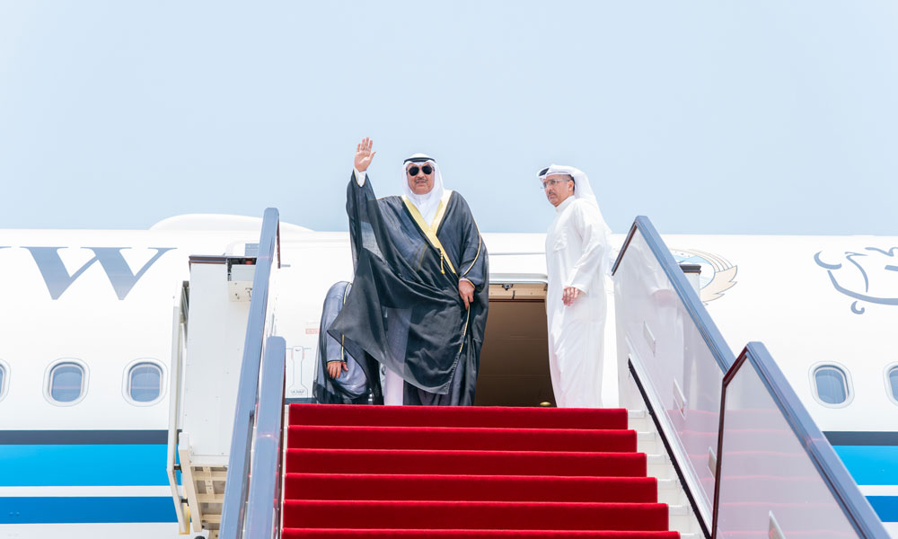 ممثل سمو أمير البلاد سمو ولي العهد يغادر دولة قطر بعد تقديم واجب العزاء في وفاة الأمير الوالد