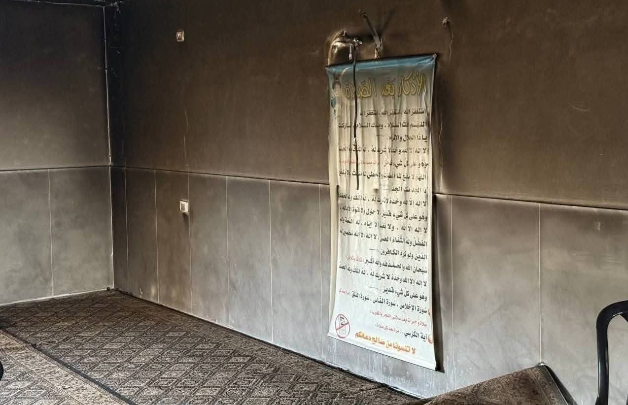 مستوطنون يحرقون مسجدا ومركبات ويهاجمون منازل بالضفة الغربية