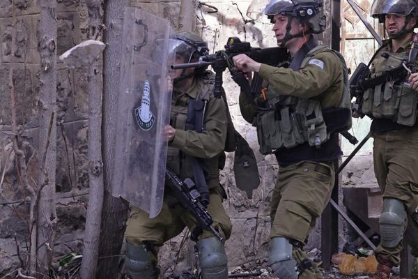 إصابة طفل فلسطيني ووقوع حالات اختناق خلال اقتحامات الاحتلال في الخليل