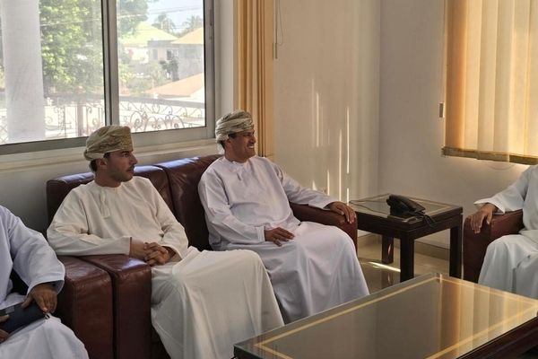بحث إقامة معرض للمنتجات العُمانية في زنجبار