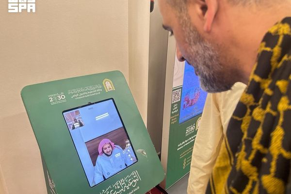 "الشؤون الإسلامية" تفعّل خدمة الاتصال المرئي في جامِعَي القبلتين وسيد الشهداء بالمدينة المنورة