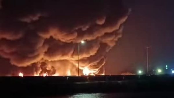 الدفع بـ 6 سيارات إطفاء للسيطرة على حريق مصنع كيماويات بالخانكة