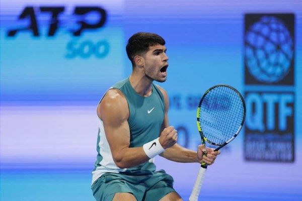 الإسباني ألكاراز يتأهل إلى الدور قبل النهائي في بطولة قطر للتنس