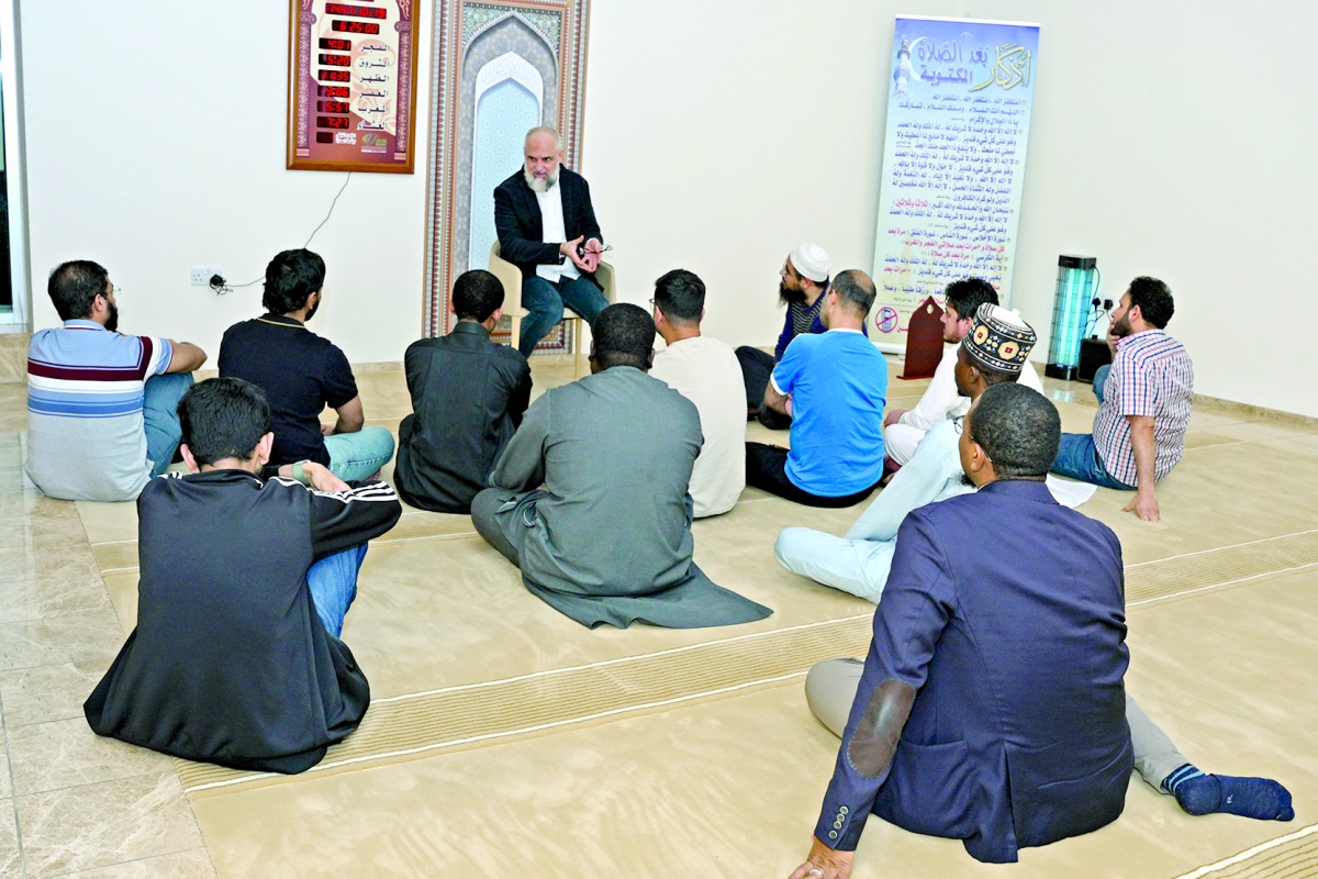 ‫ عقدها «ثقافي بن زيد» للطلاب بالسكن الجامعي.. «القيم الأخلاقية» محور محاضرة «المدينة التعليمية»