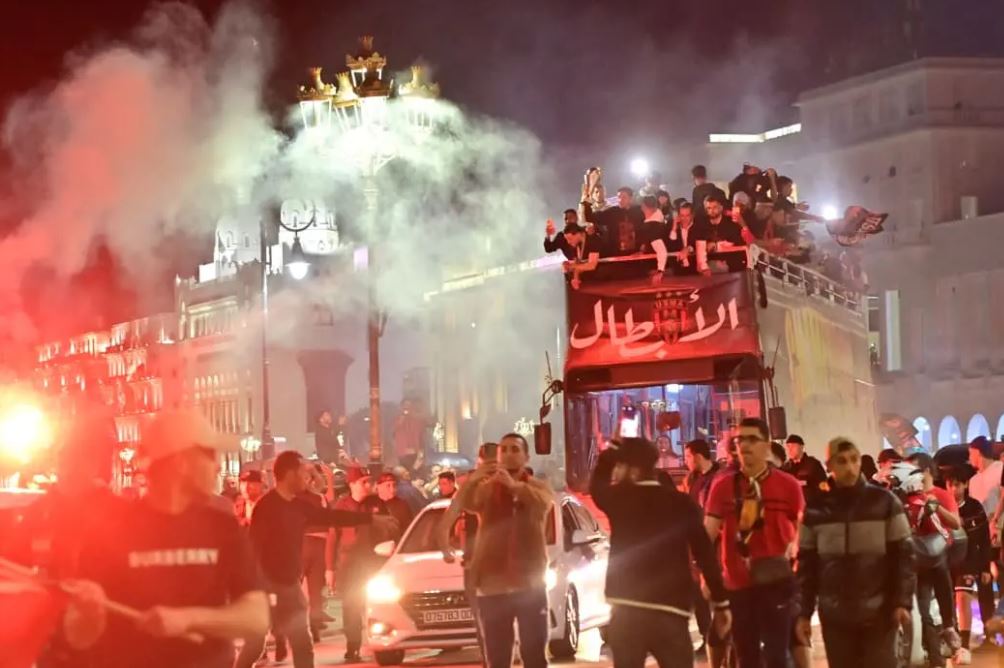 أبطال إفريقيا يجوبون شوارع العاصمة في موكب احتفالي