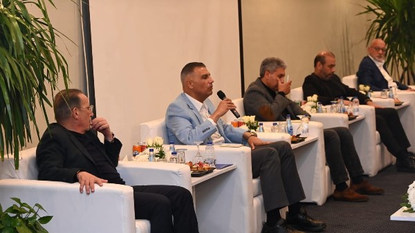 محافظ جنوب سيناء ووزير السياحة يعقدان لقاءً موسعًا مع مستثمري شرم الشيخ لتطوير القطاع السياحي