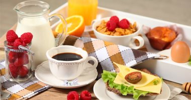 مع قرب صوم رمضان.. روشتة تحقيق نظام غذائى متوازن.. لا تهمل وجبة السحور.. الإفطار لمدة 20 دقيقة لتجنب التخمة.. استبدل الحلويات بالمكسرات والفواكة.. ممارسة تمارين الرياضة لمدة 30 دقيقة بعد الإفطار لحرق 